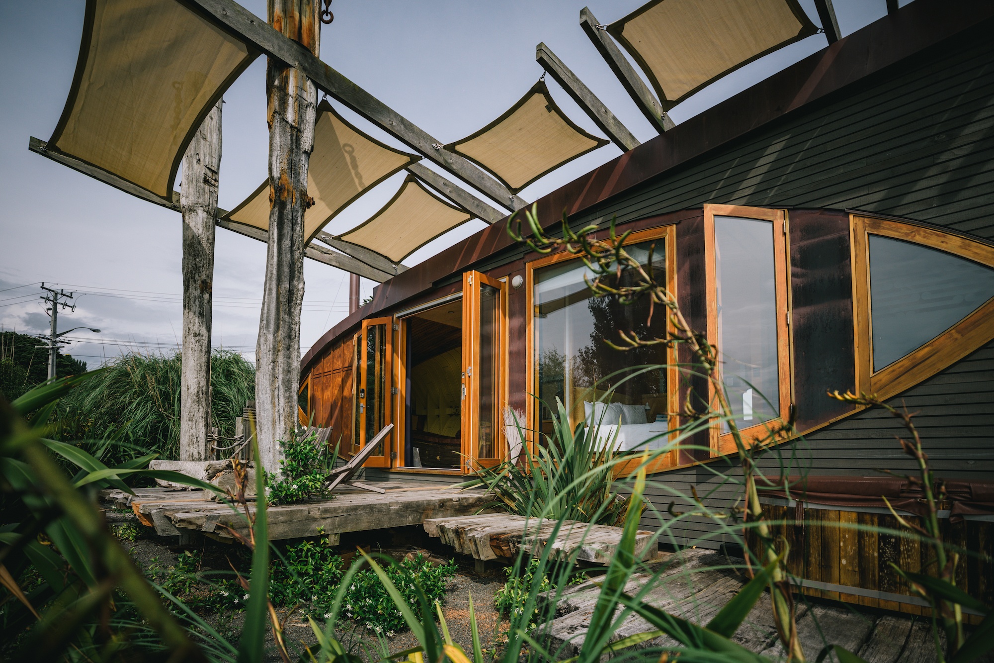 You are currently viewing A boat turned tiny house is Whanganui’s cutest stay